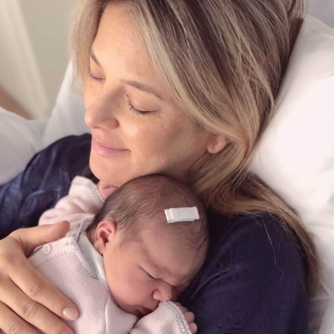 Eliana Michaelichin Bezerraのインスタグラム：「@ticipinheiro e @cesartralli que Deus abençoe hoje e sempre esta linda família. Bem-vinda Manuella 💕#ticianepinheiro #cesartralli #familia」