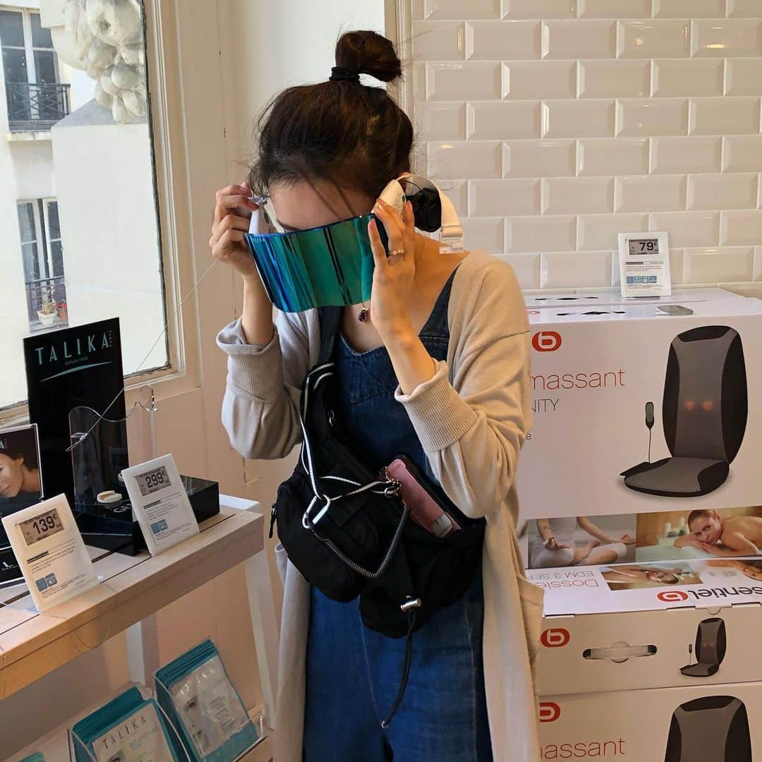 奈津子さんのインスタグラム写真 - (奈津子Instagram)「パリで目を皿のようにして家電屋さん3軒ハシゴ🇫🇷ディスプレイは圧倒的にLGかSAMSUNGが多い。でもSONYやパナ、キャノンもちらほら☺️自炊率が高いらしく、ビルトインタイプの食洗機や調理家電が豊富なのと、全体的にレトロな建物にマッチするシックな色味が印象的です。あとは熱波の影響で小型扇風機も多い。 ・ 日本以外の家電の研究は、中国と韓国に続いてフランスが3カ国目だけど、そのつど新しい発見があって、その地の暮らしが家電から少しだけど見えてきます。楽しい🥺詳しくは記事にしますね📝 ・ ・ ・ #パリ  #家電 #家電好き  #家電女優 #奈津子  #なつこのフランス旅　 #新婚旅行#奈津子の家電録」7月14日 6時30分 - natsuko_kaden