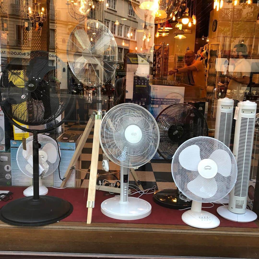 奈津子さんのインスタグラム写真 - (奈津子Instagram)「パリで目を皿のようにして家電屋さん3軒ハシゴ🇫🇷ディスプレイは圧倒的にLGかSAMSUNGが多い。でもSONYやパナ、キャノンもちらほら☺️自炊率が高いらしく、ビルトインタイプの食洗機や調理家電が豊富なのと、全体的にレトロな建物にマッチするシックな色味が印象的です。あとは熱波の影響で小型扇風機も多い。 ・ 日本以外の家電の研究は、中国と韓国に続いてフランスが3カ国目だけど、そのつど新しい発見があって、その地の暮らしが家電から少しだけど見えてきます。楽しい🥺詳しくは記事にしますね📝 ・ ・ ・ #パリ  #家電 #家電好き  #家電女優 #奈津子  #なつこのフランス旅　 #新婚旅行#奈津子の家電録」7月14日 6時30分 - natsuko_kaden