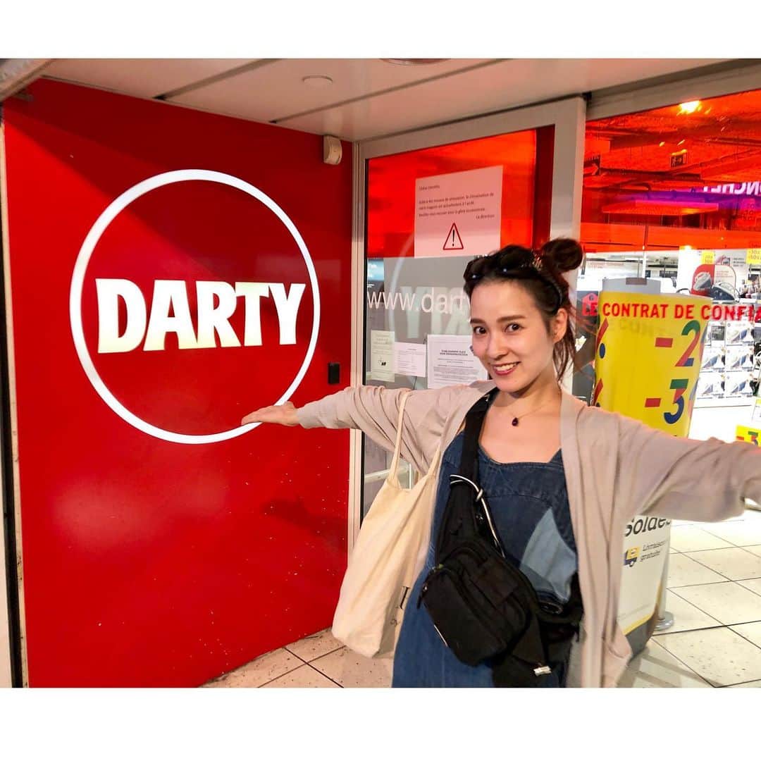 のインスタグラム：「パリで目を皿のようにして家電屋さん3軒ハシゴ🇫🇷ディスプレイは圧倒的にLGかSAMSUNGが多い。でもSONYやパナ、キャノンもちらほら☺️自炊率が高いらしく、ビルトインタイプの食洗機や調理家電が豊富なのと、全体的にレトロな建物にマッチするシックな色味が印象的です。あとは熱波の影響で小型扇風機も多い。 ・ 日本以外の家電の研究は、中国と韓国に続いてフランスが3カ国目だけど、そのつど新しい発見があって、その地の暮らしが家電から少しだけど見えてきます。楽しい🥺詳しくは記事にしますね📝 ・ ・ ・ #パリ  #家電 #家電好き  #家電女優 #奈津子  #なつこのフランス旅　 #新婚旅行#奈津子の家電録」