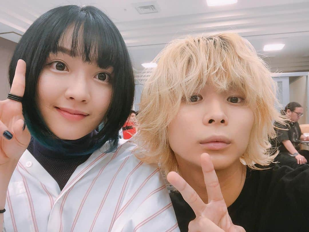 坂本遥さんのインスタグラム写真 - (坂本遥Instagram)「エドサリちゃん #音楽の日 でした⚡️⚡️⚡️ ・ 今年も出演できて嬉しかった！ご褒美すぎるっ！令和を代表するアーティストになれるようにこれからも沢山音楽作ります☺️ ・ サポートしてくれたウソツキの @usotsuki_ba @boss_t_h 二人ともいつもありがとう😭 ・ #エドガーサリヴァン #エドガー・サリヴァン #TBS #音楽の日 #音楽の日2019 #ウソツキ #WONDERFULWONDER #FLOW #今日もうちらめんこい」7月14日 6時34分 - retrock_haruka