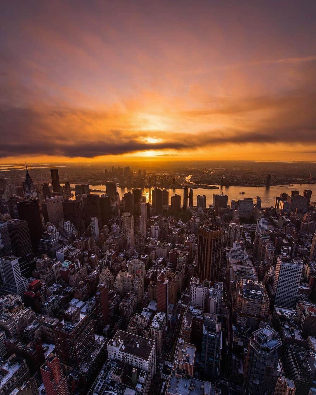 Empire State Buildingさんのインスタグラム写真 - (Empire State BuildingInstagram)「It’s amazing how small some of your problems will seem from up here… ☀️ . Tap bio link to book now. #ESBSunrise 🌅 . 📷: @jkhordi #EmpireStateBuilding」7月14日 6時34分 - empirestatebldg