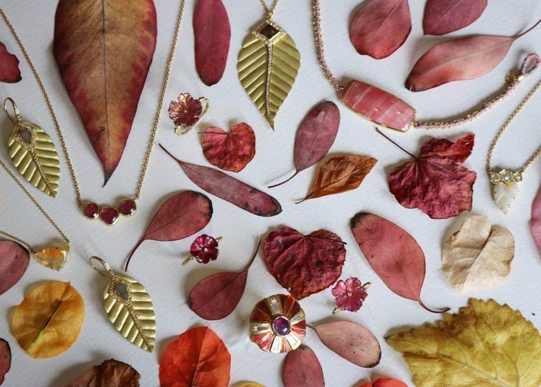ブルックグレグソンさんのインスタグラム写真 - (ブルックグレグソンInstagram)「Leaves amongst jewels. 🍁 🌸 💕🍃 #floracollection #mayaleafcollection #gemstonewovens #handforged #handcarved  #handengraved #enamel #uniquegems #finejewelry #brookegregson」7月14日 6時35分 - brookegregson