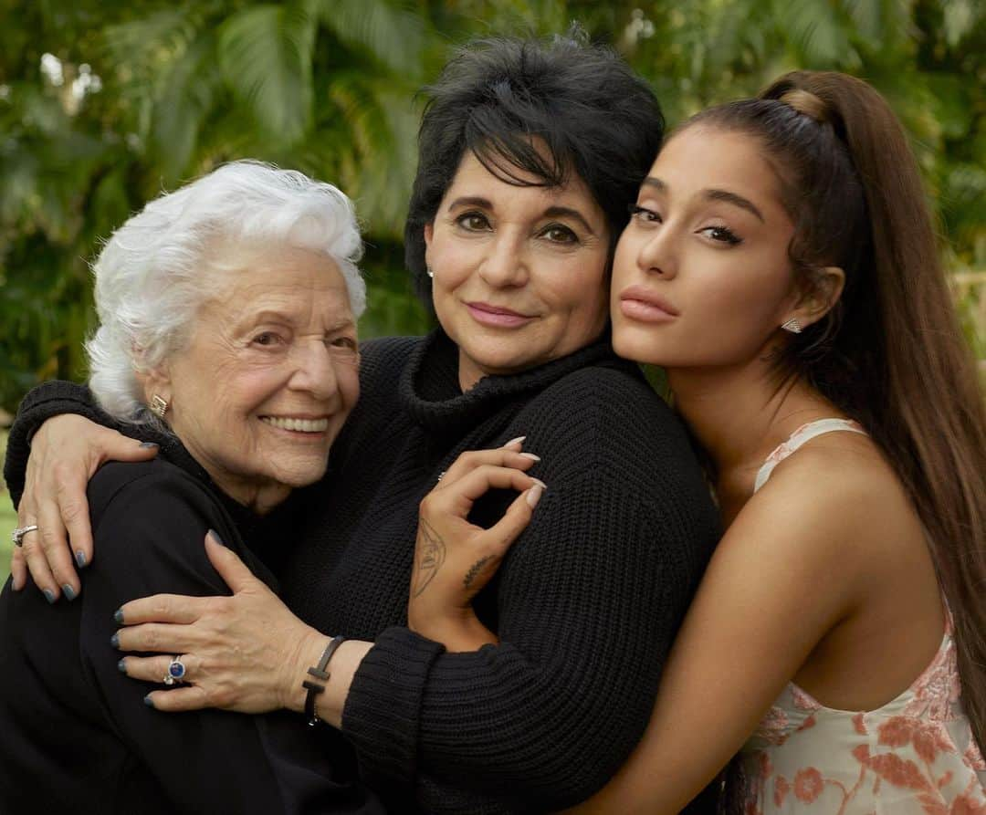 Vogueさんのインスタグラム写真 - (VogueInstagram)「August cover star @arianagrande grew up in Boca Raton, Florida, in a gated community of expensive and lushly planted Mediterranean-style homes. Her mother, @joangrande, Brooklyn-born and Barnard-educated, owns a business selling marine communications equipment; her father, Edward Butera, is a graphic designer. The couple divorced when Grande was eight. Ariana grew up in character, in a household that relished characters. The theme of her third birthday party was Jaws. She loved to run around the house in a Jason mask, and at Halloween, Joan liked to buy animal organs and leave them floating in dishes. “My family is eccentric and weird and loud and Italian,” Grande says. “There was always this fascination with the macabre. My mom is goth. Her whole wardrobe is modeled after Cersei Lannister’s. I’m not kidding. I’m like, ‘Mom, why are you wearing epaulets? It’s Thanksgiving.’ ” Tap the link in our bio to read the full cover story. Photographed by #AnnieLeibovitz, styled by @tonnegood, written by @robertjhaskell, Vogue, August 2019.」7月14日 6時36分 - voguemagazine