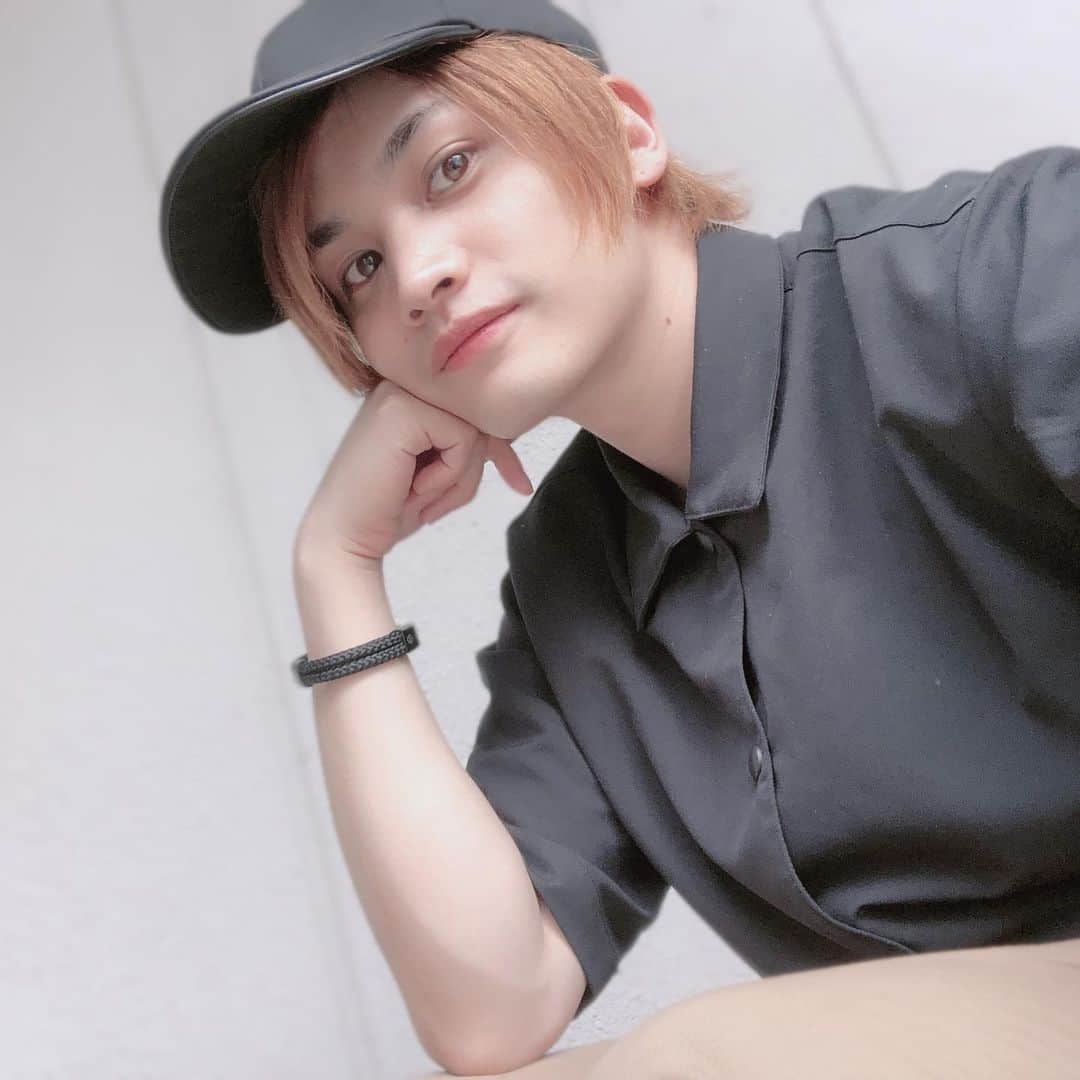 のインスタグラム：「おはよう。 お久しぶりです。  フリーランスになってから1ヶ月ちょっと経ちました。 ご縁や繋がりを感じて生きています。  とてもとても楽しい日々です。  ご心配をお掛けしておりますが ご心配を無用ということをお知らせしたいです。。 矛盾。笑」