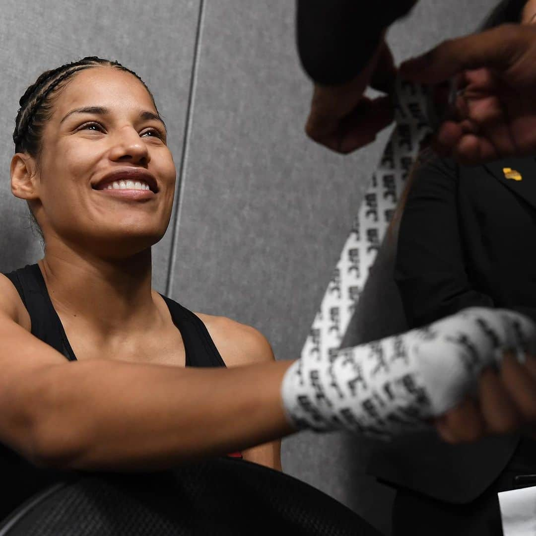 UFCさんのインスタグラム写真 - (UFCInstagram)「All smiles as we welcome the @VenezuelanVixen back to the 🛑 #UFCSacramento」7月14日 6時47分 - ufc