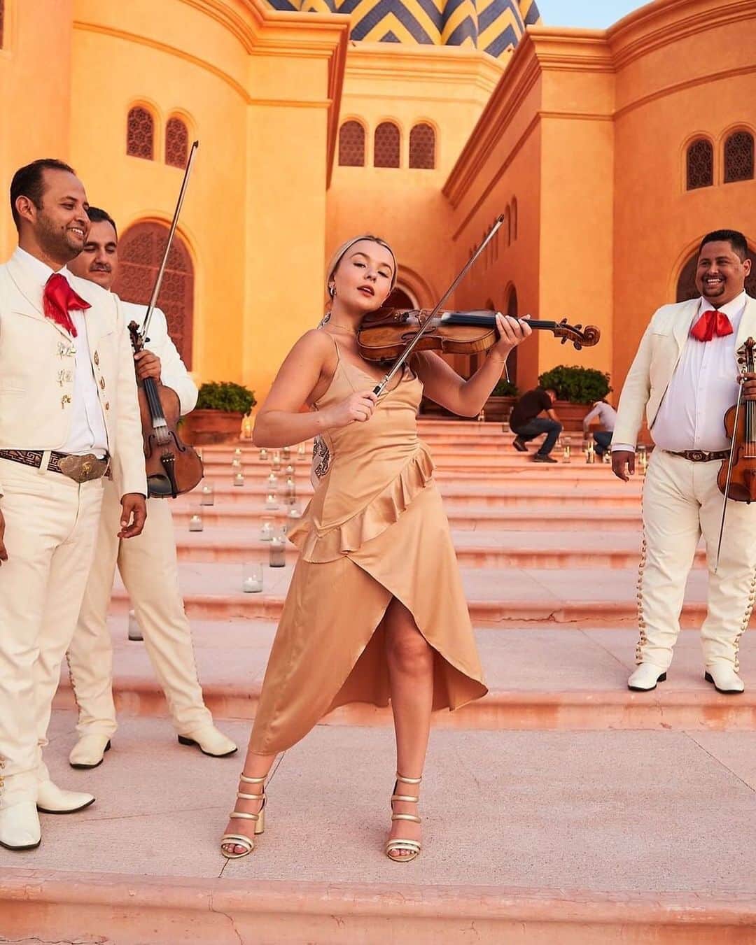 トーリ・ウェブスターのインスタグラム：「I moved to Mexico, and joined a mariachi band. Goodbye. 🎻♥️」