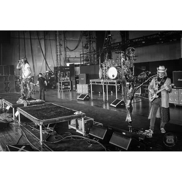 ロブ・ゾンビのインスタグラム：「Another day. Another sound check. This time it's Cincinnati. See you tonight. #robzombie #cincinnati #twinsofeviltour #johnfive #piggyd #gingerfish」