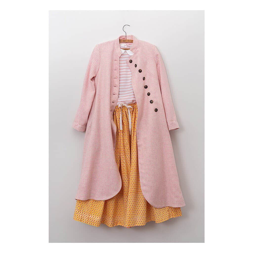 キャベジズ&ローゼズのインスタグラム：「A Colourful Life 💛❤️💛 Tap to shop a very cozy and relaxed look. The Swirly Panel Coat in Pink Tweed looks divine when worn with the Peter Pan Collar in Pink Stripe and the Cabbage Skirt in a delicious block print by @mollymahonblockprinting 💕Nothing feels better against the skin then organic cotton and British woven fabrics #tweed #organiccotton #britishfabric #stripeshirt #sustainablestyle #britishfashion #taptoshop #tweedcoat #cabbagesandroses #cabbagesandrosesfashion @christina_strutt @cabbagesandroses_shop」