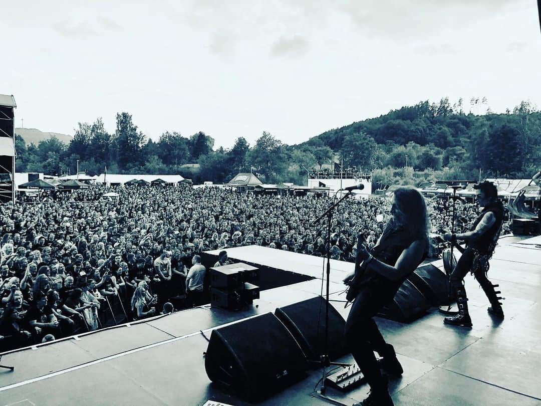 レイチェル・ボランさんのインスタグラム写真 - (レイチェル・ボランInstagram)「Remember that time at @bangyourheadfestival ? Yeah, me too.  7/13/19 @officialskidrow #live #rock #festival #germany #2019」7月14日 6時59分 - officialrachelbolan