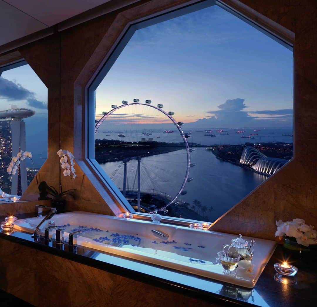 リッツ・カールトンさんのインスタグラム写真 - (リッツ・カールトンInstagram)「From morning to the day’s end, beautiful views welcome you home at The Ritz-Carlton, Millenia #Singapore. ⁣⁠ ⁣⁠ #Malaysia #SoutheastAsia #MarinaBay #View #RoomWithAView #Design #Horizon #Romantic #Relaxation #Tranquility #Serenity #Bath #Bathroom #Unwind #Suite #Travel #Travelgram #InstaTravel #TravelDiaries」7月14日 7時00分 - ritzcarlton