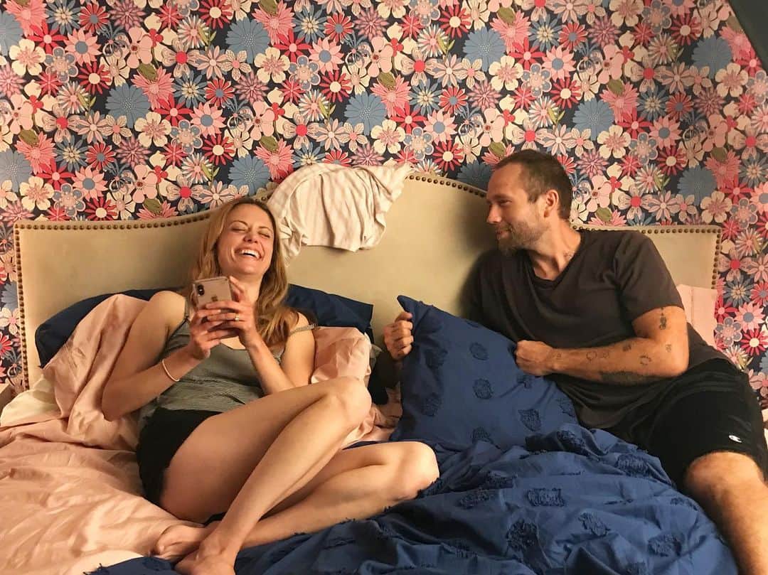 クレア・コフィーのインスタグラム：「Embarking on a new wallpaper modeling career with  @markwebber #BlockstheFilm 📸: @bridget.moloney」