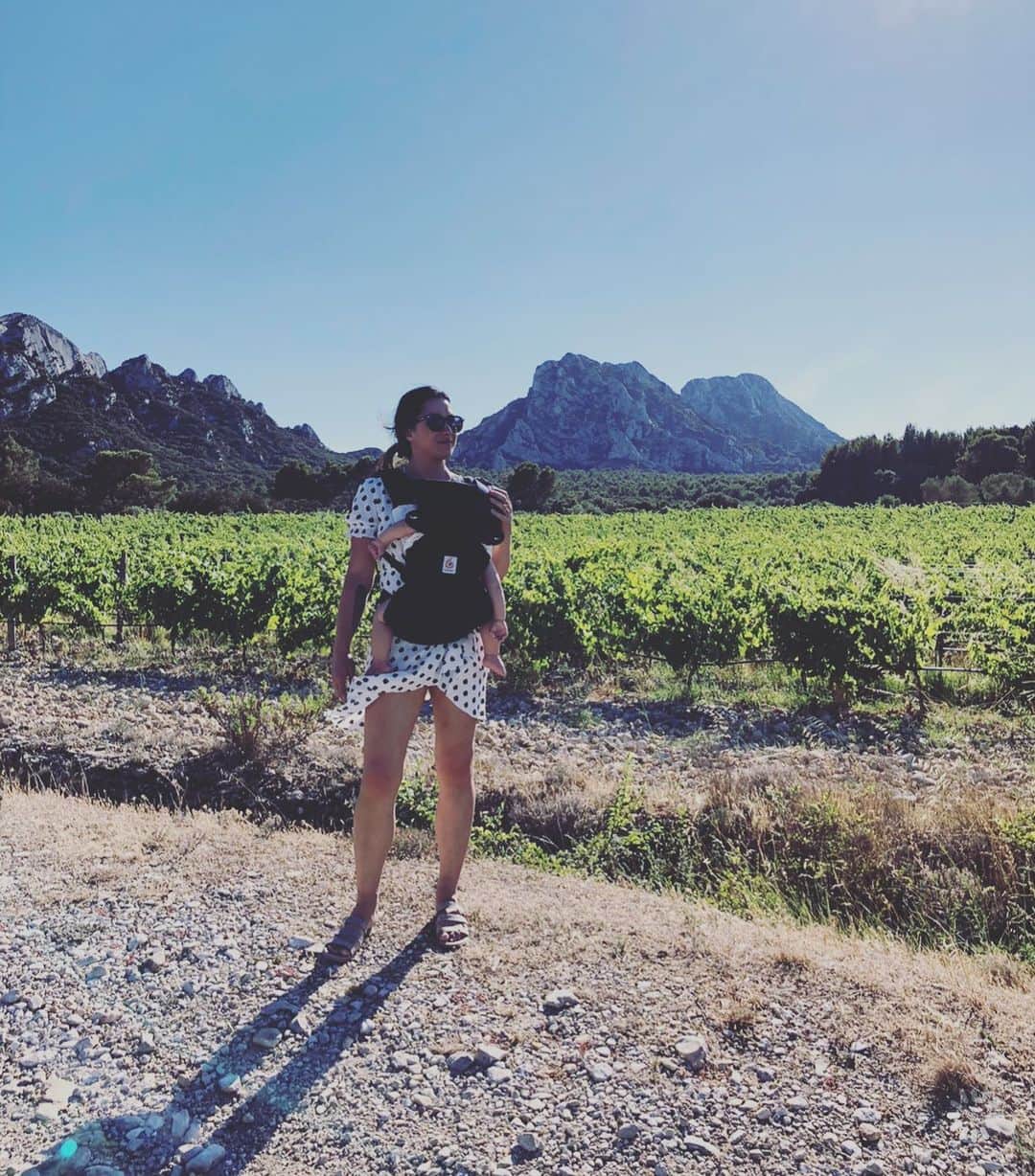ミシェル・ブランチのインスタグラム：「We walked three miles to go wine tasting. #balance 🇫🇷🍷」