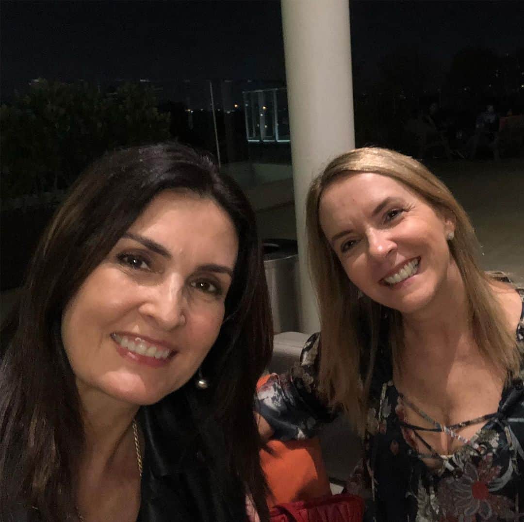 ファチマ・ベルナルデスのインスタグラム：「E não é que deu certo nosso café! Tudo bem que rolou também uma canjica maravilhosa. Mas o melhor mesmo foi botar a conversa em dia.  Lá se vão mais de 15 anos de amizade nossa e dos nossos filhos.」