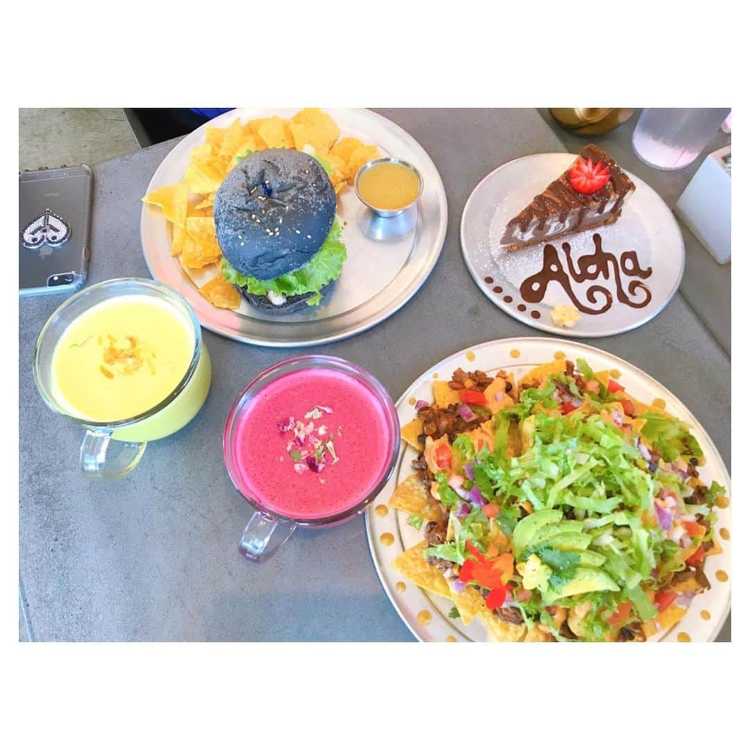 荒川れん子さんのインスタグラム写真 - (荒川れん子Instagram)「It became my favorite vegan/vegetarian cafe in Hilo😍 ハワイ島ヒロで大好きなヴィーガン・ベジタリアンカフェ『Vibe.』 @vibe.bigisland  ターメリックやビーツのラテなど、どれもこれもカラフルで美味しい上にヘルシーって素敵すぎる✨ 近くにあったら絶対に通うと思うほどお勧めのお店です！オアフにも進出して欲しいなー💕 . . #hawaii #bigisland #aloha #lovehawaii #luckywelivehawaii #hawaiilife #travel #beachlife #vegan #organic #vegitarian #superfoods #cafe #lifeisajourney #work #hawaiistagram #instahawaii #ハワイ #ハワイ島 #ハワイ生活 #旅 #ハワイ好き #ハワイ旅行 #仕事 #ハナコ #ハワイ情報 #ハワイおすすめ #カフェ #オーガニック #スーパーフード」7月14日 7時32分 - renren_hawaii