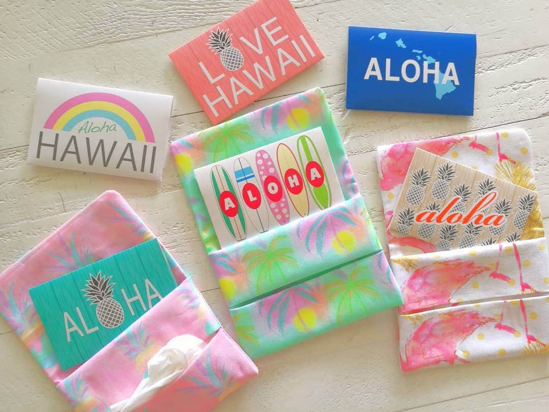 Moco Lima Hawaiiさんのインスタグラム写真 - (Moco Lima HawaiiInstagram)「New* ハワイなあぶらとり紙 & ティッシュケースセット, Made by Moco  こんなハワイみやげはいかがですか？  モコリマオリジナル ティッシュケースにハワイなあぶらとり紙を詰めて♡　本日より店頭に並びます。お早めに〜  #brandnew#new#purse#pouch#mini#small#hawaii#rainbow#pineapple#palntrees#aloha#waikiki#sea#ocean#beach#mocolima#original#mydesign#ハワイみやげ#ばらまき#お土産#モコリマハワイオリジナル#限定品#アロハ#ハワイ好きな人と繋がりたい#ハワイ好き #ハワイ旅行#新作  Showroom 1-6pm open today! モコリマハワイは今日も元気に営業しております♡　ぜひ遊びにいらして下さいませ〜」7月14日 7時33分 - mocolimahawaii