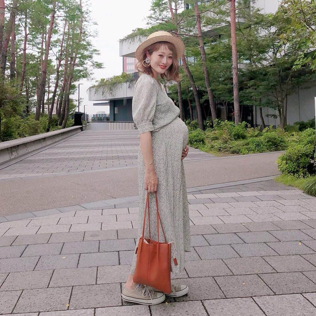 Kikuno Sayumiさんのインスタグラム写真 - (Kikuno SayumiInstagram)「〻titivate〻 ・ ・ ・ 昨日のコーデ ・ ワンピに見えるけどセットアップ☺️ @titivatejp のもの。 ・ ・ 大好きでよく着てるブランド @titivatejp と @urs_official の2019A/W受注会が東京で行われるよ♡♡ ・ 普段はネットでしか買えないブランドだから、実際に見られるイベントは有難い😍 ・ ・ 7/19(金)11時〜19時 7/20(土) 11時〜18時 ・ ︎︎︎︎☑︎2019AW新作がいち早くチェックできる ︎︎︎︎☑︎受注会先行の商品もある ︎︎︎︎☑︎titivateのアプリをダウンロードして会員登録をすると受注会で30%オフに✧* ・ 📍 〒154-0001 東京都世田谷区池尻2丁目31-24信田ビル2F ・ ・ 私も行くよ！楽しみだな♥︎ ・ ・ コーデは#リーフプリントパフスリーブブラウス と#リーフプリントフレアロングスカート をセットで着てる。サイズはM。 ・ これ、セールになっててめっちゃ安くなってた！ ・ もう着られんやろうなーと思って試しに着てみたら、スカートがゴムになってて胸下まであげたら着られた😍 ・ 妊婦さんにも、授乳する人にもオススメ👌 ・ ・ ・ tops&bottoms▶ @titivatejp hat▶ @14plusjp bag▶ @pichi__official pierce▶ @m.noripeee ・ ・ ・ #titivate#ティティベイト #titivatestyle　#2019AW_titivate展示会#urs_official　#urs_styling #ユアーズ#2019AW_urs展示会 #ファッション#コーデ#fashion#ママ#ママコーデ#プチプラコーデ#大人カジュアル#ヘアアレンジ#オン眉#大人可愛い#夏コーデ#マタニティコーデ#妊娠9ヶ月#ママリファッション#シンプルコーデ#ゆるコーデ #ママリファッション#ママリ#locari #令和ベイビー」7月14日 7時36分 - sayumikikuno