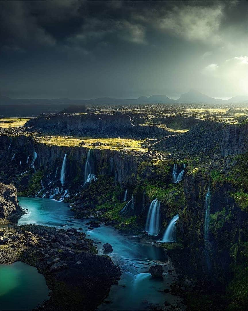 Discover Earthさんのインスタグラム写真 - (Discover EarthInstagram)「Love the intensity of the blue water under an oncoming storm on this beautiful shot of a canyon in Iceland ! 🇮🇸 Tag people who will like this photo as much as you ! — 📍#DiscoverIceland — 📸 Photo by @simona_br_photography ​」7月13日 23時03分 - discoverearth