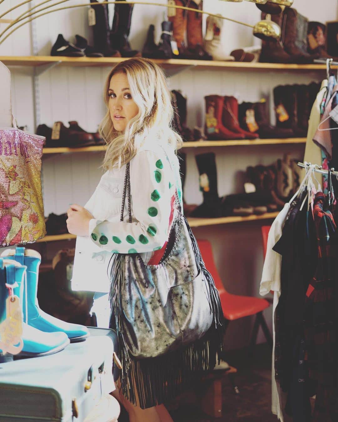 ブリット・ニコルのインスタグラム：「Shopping for vintage finds is one of my favorite things to do.  Thank you @hobotheoriginal for sending me this beautiful bag to wear while I wander! :) Also my jacket was hand painted by my daughter Ella Brave and will be for sale at my upcoming concerts. 💛 #thewoacollection #hobotheoriginal #brittnicole #fashion」