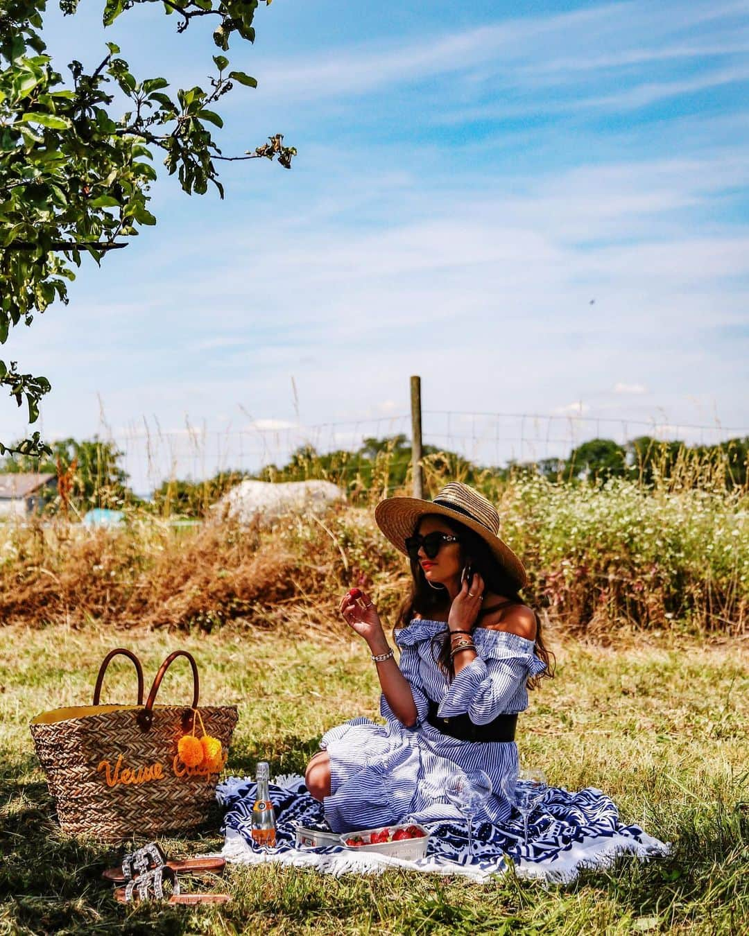 Anniさんのインスタグラム写真 - (AnniInstagram)「„All good things are wild and free...“ #mothernature #picnic 🍃🌾🐴💃🏻🥂🍾🍓 {more pics on my Blog - Link in bio} ✨❤️💋——————————————————————————— • • • • •  #outfit #fashion #fashionblogger #ootd  #shopbop #fashionblogger_de #blogger #inspiration #inspo #girl #me #look #ig #kissinfashion #americanstyle #stuttgart #liketkit #love #germany #picknick #veuveclicquot #nakd #asos #naturelover」7月13日 22時58分 - annaleacosta