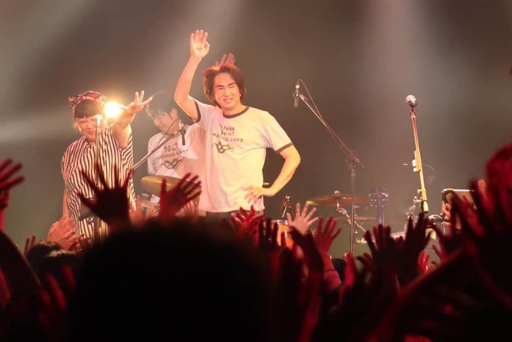 田島貴男さんのインスタグラム写真 - (田島貴男Instagram)「Original Love"bless You!Tour"名古屋ダイヤモンドホール終了！いやーさいこう！めっちゃ楽しかった！満員のお客さんがうねって踊ってる景色素晴らしかった！メンバーも僕もあんなに踊ったのにそんなに疲れてない笑。素晴らしい夜をありがとう！！明日は大阪 Zepp NambaでPUNPEEくん参加！ #originallove #blessyou!tour」7月13日 22時58分 - tajimatakao