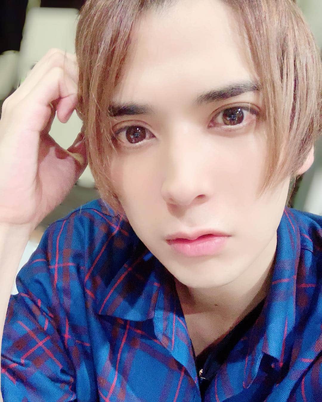 仲田博喜のインスタグラム：「本日も刀ミュの稽古終了。  少しずつ出陣が近づいてきましたね！  それと同時にパズルのピースも繋がって来ています。  此処からがキツくもあり、 やり甲斐のある時間。  さぁ、詰めていきましょかー。  前髪伸びたのでポンパ😼  #刀ミュ #髪型 #ポンパ #久しぶり #自撮り」