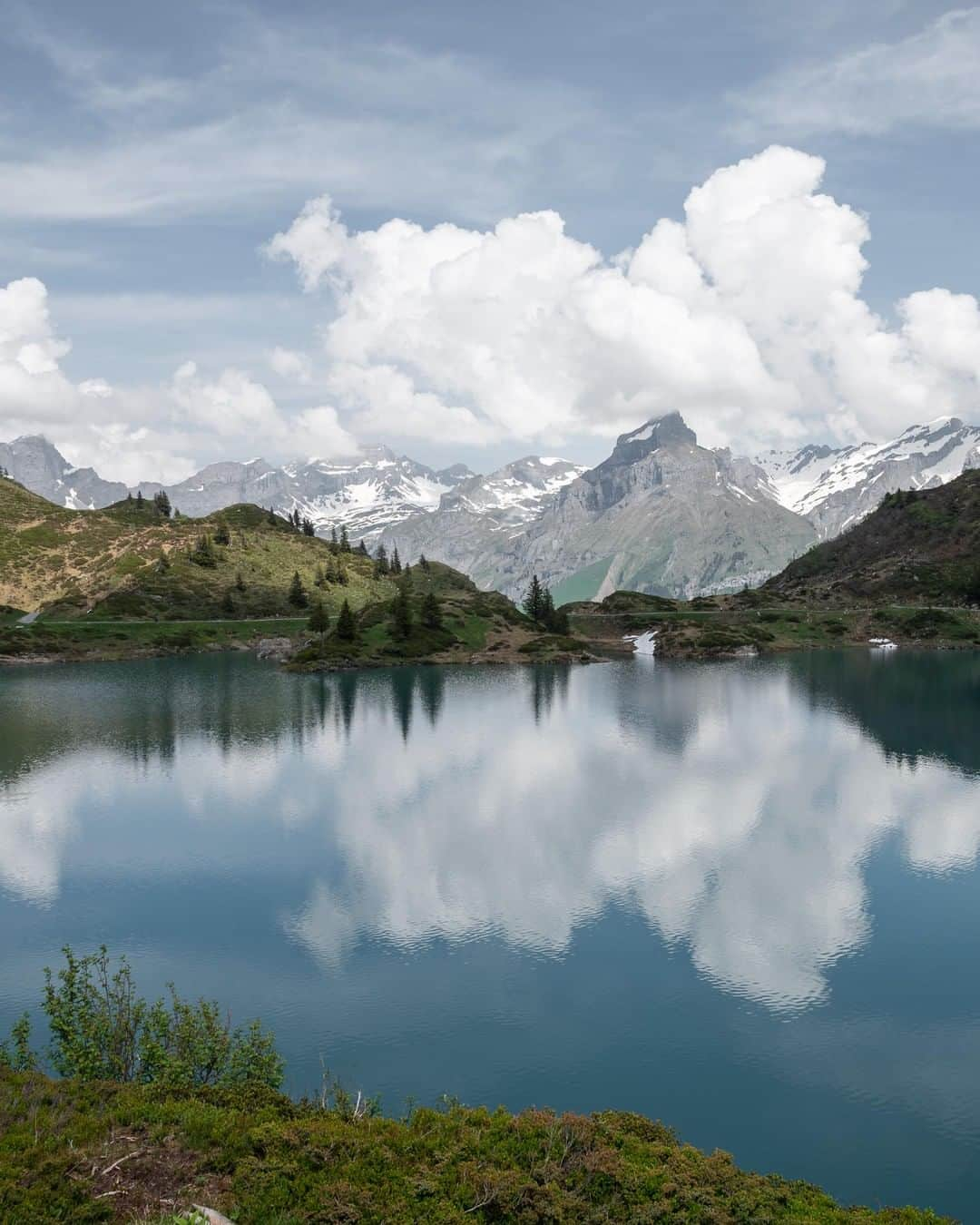 Mammutさんのインスタグラム写真 - (MammutInstagram)「Do you want to see more of these beautiful Swiss mountain lakes? Join us on the Via Alpina - more information with the link in our bio. 📷@adrianschurter #mammut_swiss1862 #hiking #switzerland #viaalpina #mammutalpineschool」7月13日 23時00分 - mammut_swiss1862