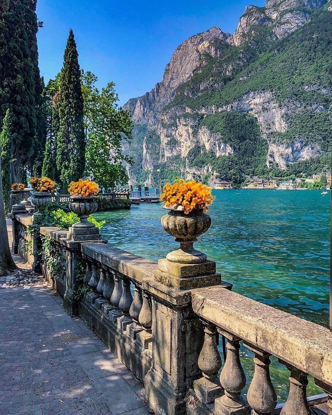 Travel + Leisureさんのインスタグラム写真 - (Travel + LeisureInstagram)「Italy's lake region, which stretches from Piedmont to Lombardy and the Veneto, has had a mythic quality for centuries. Read about the best of the Italian lakes at our link in bio! #tlpicks courtesy of @pinkines」7月13日 23時12分 - travelandleisure