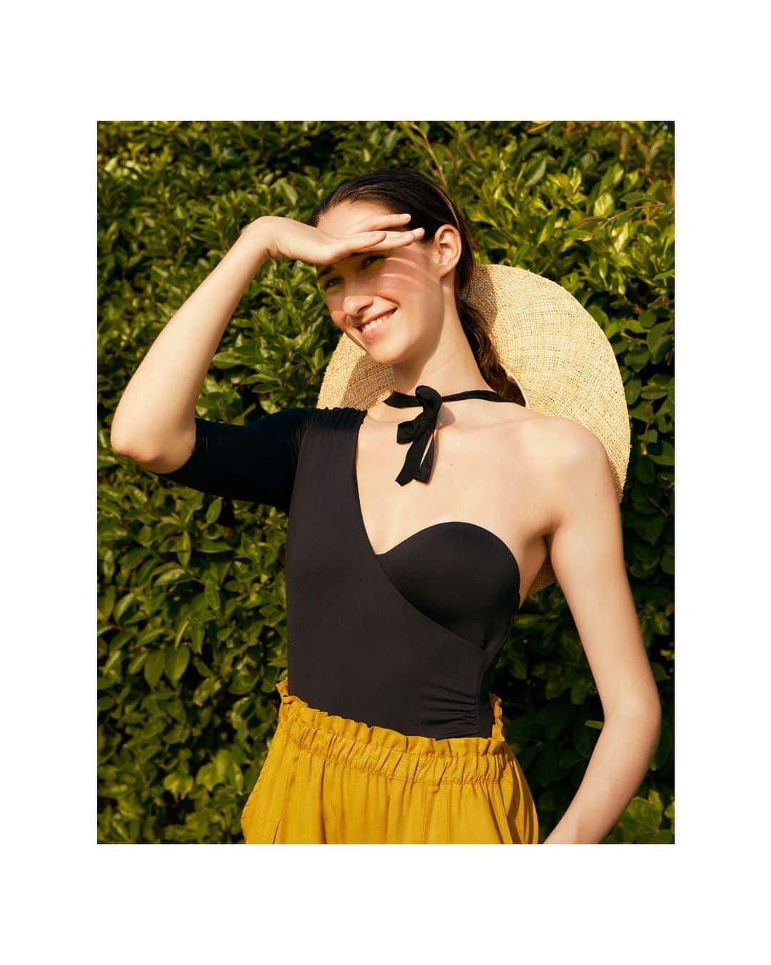 Oyshoさんのインスタグラム写真 - (OyshoInstagram)「Lookin’ for a plan? Let us introduce you the best one: Asymmetrical sleeve black swimsuit. 🖤  #Oysho #Newin #Beachwear #Summer」7月13日 23時06分 - oysho