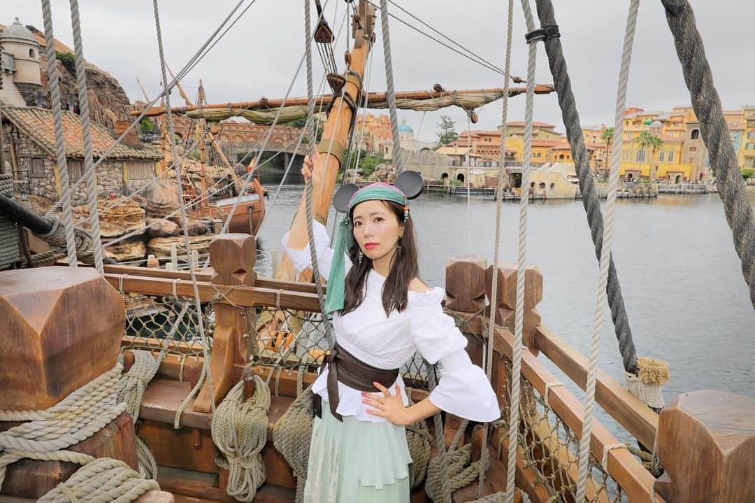 あいにゃんさんのインスタグラム写真 - (あいにゃんInstagram)「ヨーホーヨーホー海賊暮らし〜☠️⚓️🏴‍☠️🍺 . 今年の夏もディズニーシーはパイレーツサマー⚔！！ということで、シーへ行くなら海賊コーデを思いっきりやらなきゃね！女海賊あいにゃんはいかがかしら😎？✨ . 質問の多かったこのイヤハは今年のやつなので、パークで買えますよ！💗💕 . このイベントのスペシャルメニュー全制覇してきたので良かったらYouTube見てね💗 . #東京ディズニーリゾート #東京ディズニーシー #ディズニーシー #海賊コーデ #ディズニーコーデ #パイレーツサマー #ゲットウェット #tokyodisneysea #tokyodisneyresort #disney #snidel」7月13日 23時07分 - ainyan_0302