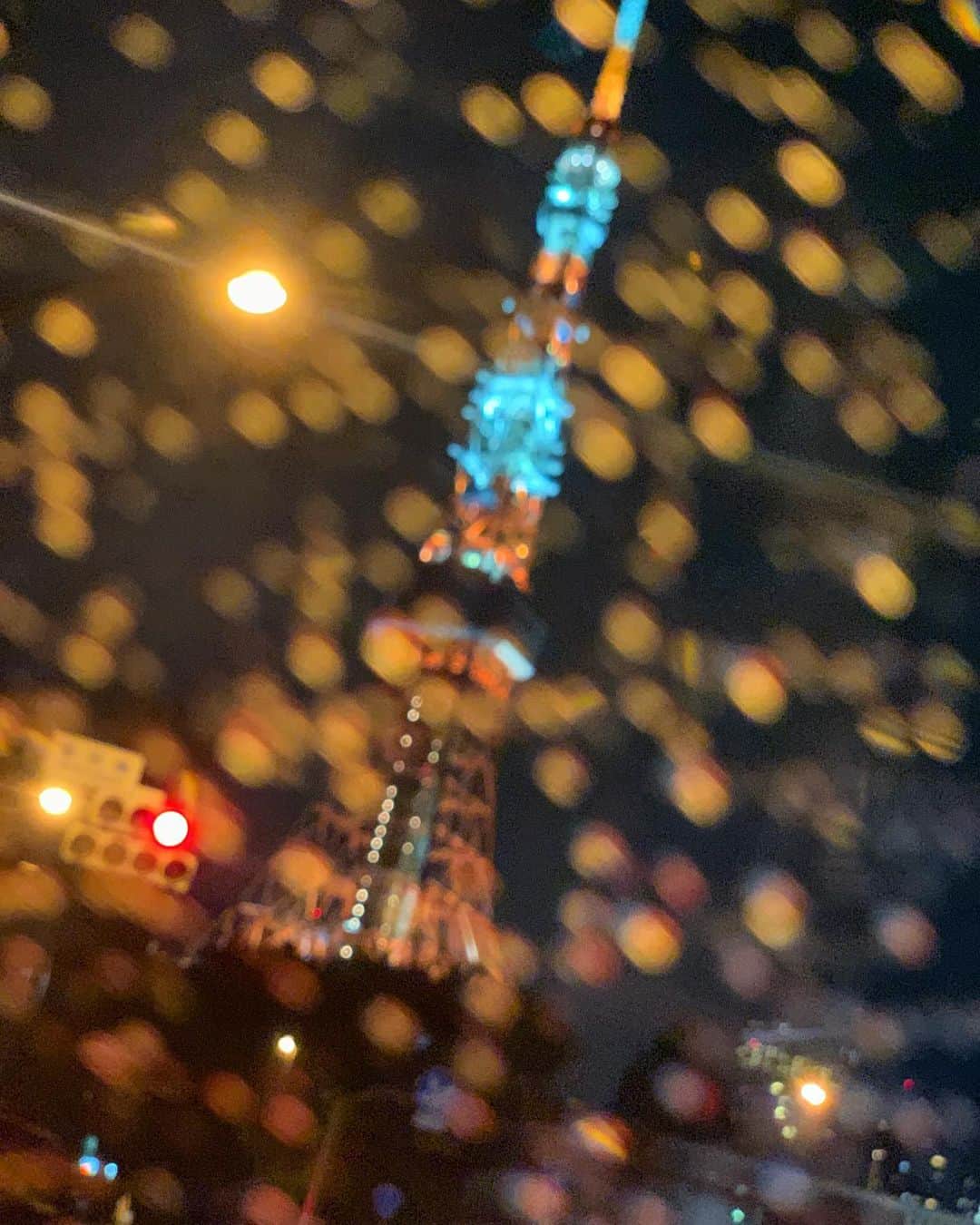 黒沢祐子さんのインスタグラム写真 - (黒沢祐子Instagram)「・ ・ 三連休なの水曜日に気付いた人😂  車窓から夏仕様の東京タワー まるで雨粒がプリズムのように滲んですてき  どなたさまもステキな休日をお過ごし下さいませ😌 ・ ・ #life #tokyotower #🗼 #myway聴きながら」7月13日 23時10分 - yukowedding