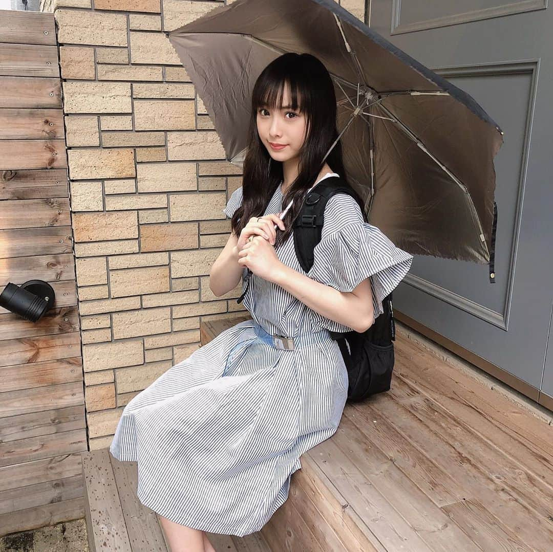 梅山恋和さんのインスタグラム写真 - (梅山恋和Instagram)「#557 #雨の日デート☂️ #あいあいがさする？ #折りたたみ傘 #持ってて良かった #おもち映え」7月13日 23時20分 - cocona_umeyama