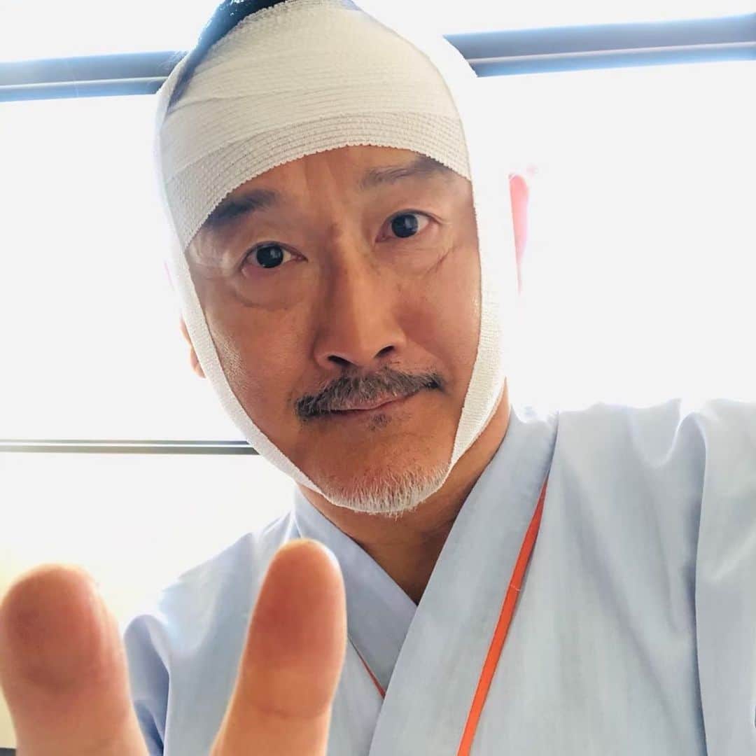 おっさんずラブ 武蔵の部屋のインスタグラム：「病院なう。恥ずかしながら階段から落ちてしまったようで...。どうやら俺は、プチ記憶喪失らしい。 #いやいやどゆことー⁉️ #冬ソナみたいなことー⁉️ #全然記憶喪失の自覚がない件 #そりゃそうだよね喪失してるわけだから #先程妻の蝶子が見舞いに来てくれたのだが🏥 #俺の知らぬ間に離婚をしていたと言うのだ #ナンテコッタ‼️ #武蔵大パニックである😭 #でも離婚理由を教えてくれない #ナゼナンダ‼️ #しかも天空不動産に1人だけ見知らぬ社員が増えていた #春田くん #というらしいのだが見覚えすら全くない #神さま彼は一体誰なのでしょうか」
