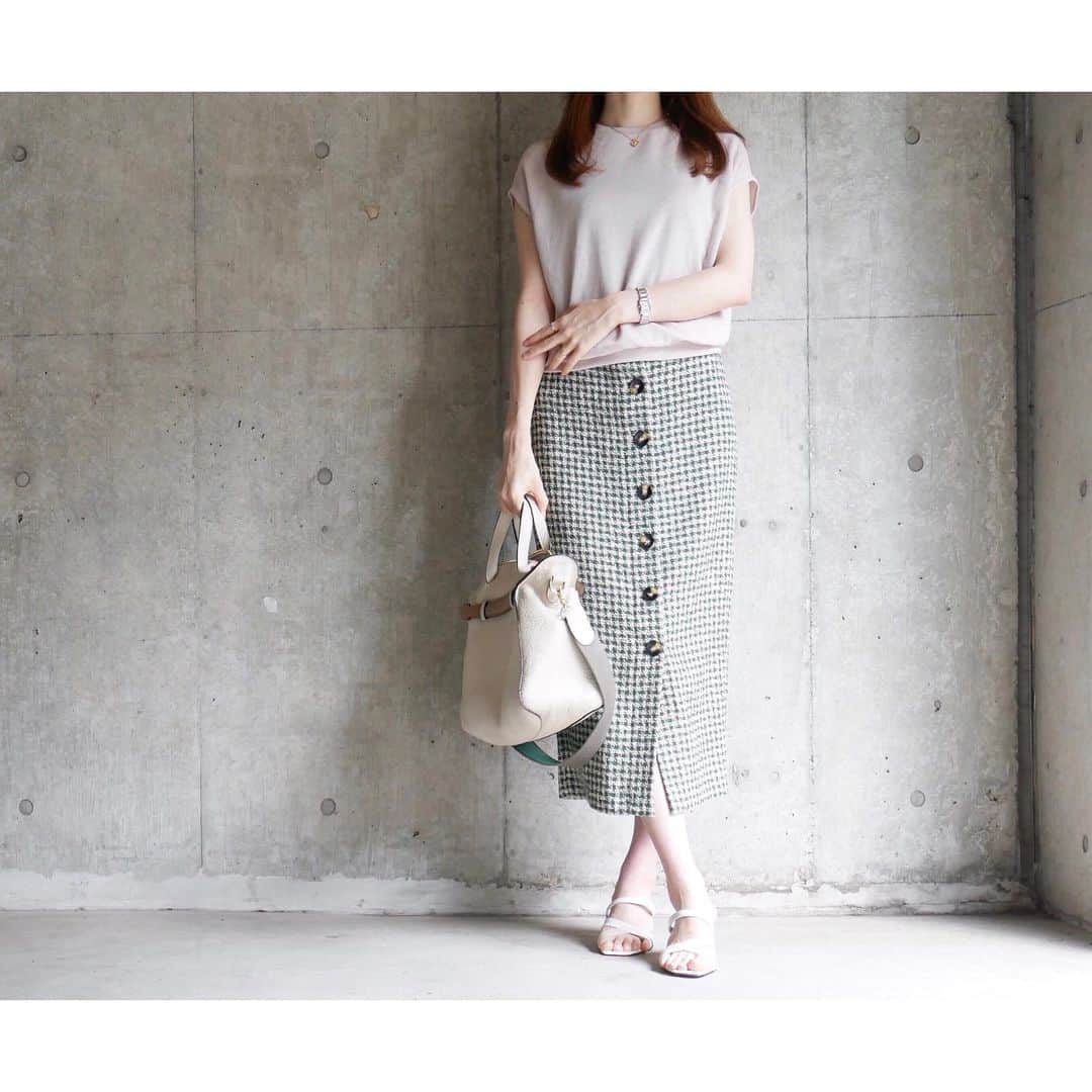 htrkmkのインスタグラム：「╭☞詳細図解は右にswipe╭☞ ・ ・ ✓skirt ZARAのセールで 自分のサイズラス1だったスカート 緑の千鳥チェックがオシャレだし タイトスカートでもムチッと見えず かなり良い✨ ・ ・ ✓Tops 去年から夏時期ヘビロテしてる フレンチ袖カットソー ふわっとフレンチスリーブが 二の腕に影を落としてくれるので 細見えするし 裾にゴムが入ってて 裾出しして着ても ブラウジングしたような スッキリシルエットになるんです✨ ・ ・ tops @andme_official @rakuten_fashion  skirt @zara #zara コーデ詳細は @htrkmk 7/5のブログまで ・ ✄----------------------------- #プチプラコーデ #きれいめコーデ #通勤コーデ  #ootd_kob #hotmamatown #ponte_fashion #kaumo_fashion #tagvery #chao_app #locari #ママスタ夏コーデ #mineby3mootd #snapgram_woman #shopstylejp #arine_ootd #ミューズマガジン #멋스타그램 #데일리록 #时尚 #时装 #ザラジョ #ザラコーデ #タイトスカート」
