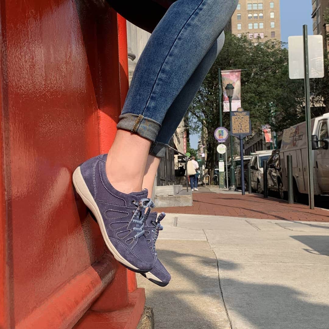 ダンスコのインスタグラム：「Summertime in the city. Shop Heather now at the link in the bio. . . . #dansko #instalove #clogs #shoes #danskos #justyourfavorites #instagood #danskostyle #comfort #newshoes」