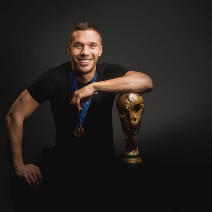 ルーカス・ポドルスキさんのインスタグラム写真 - (ルーカス・ポドルスキInstagram)「5 years ago, the biggest dream came true: world champions ! ⚽️🏆🥇 #diemannschaft #worldchampion #LP10」7月13日 23時17分 - lukaspodolski