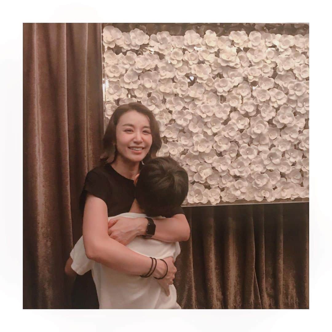 鈴木紗理奈さんのインスタグラム写真 - (鈴木紗理奈Instagram)「家族みんなで誕生日会❤️ ありがとう。 嬉しい。 幸せ。 たまらん。 興奮。 鼻血。  #riototomama」7月13日 23時19分 - munehirovoice