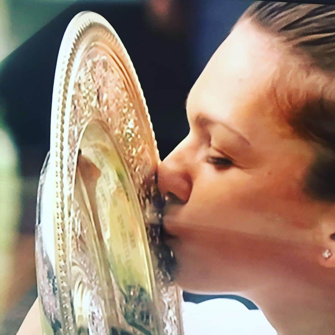 メラニー・サイクスさんのインスタグラム写真 - (メラニー・サイクスInstagram)「What a match she had! Just brilliant. What strength, skill and composure 💚 #champion #halep #wimbledon2019 I’m in floods as usual. 😭.」7月13日 23時23分 - msmelaniesykes