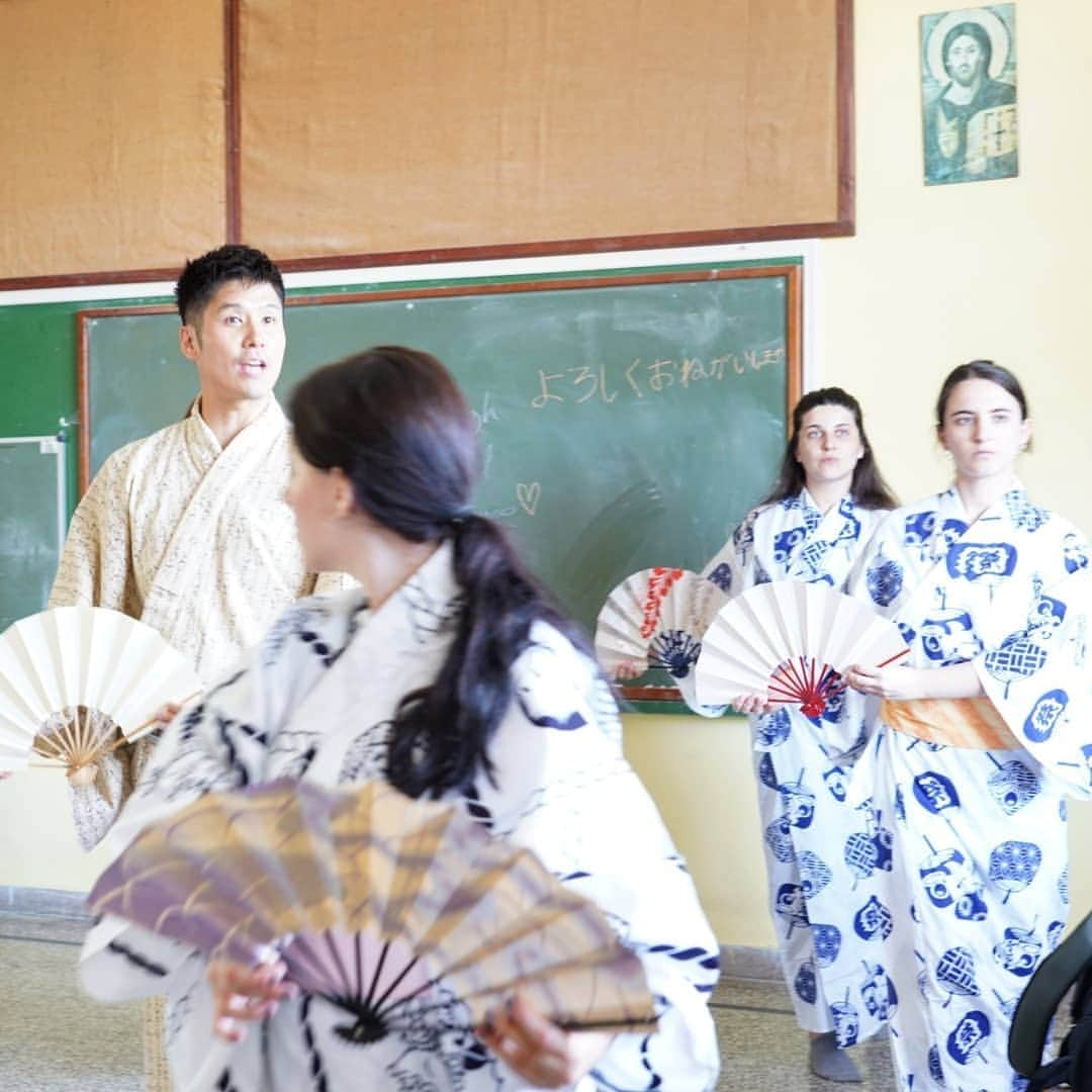 梅川壱ノ介（舞踊家）さんのインスタグラム写真 - (梅川壱ノ介（舞踊家）Instagram)「【残りところ、あと２日】  ２週間のワークショップも残すところ、あと２回。最終日は各クラスごとの発表会なのでお稽古はあと１回。  日に日に彼らの踊り、思想、行動に変化を感じています。生徒から湧いてくる、もっと知りたい、もっと上手くなりたいと思う、真っ直ぐな気持ちは本当に素晴らしく、本当に美しい。  可愛い、可愛い１４名の生徒たち。 本当に出会えて、僕は幸せです。  #梅川壱ノ介  #アテネエピダウロスフェスティバル  #エピダウロスシリュウム  #ギリシャ #日本舞踊 #ワークショップ #epidauruslyceum  #athensepidaurusfestival」7月13日 23時25分 - umekawaichinosuke