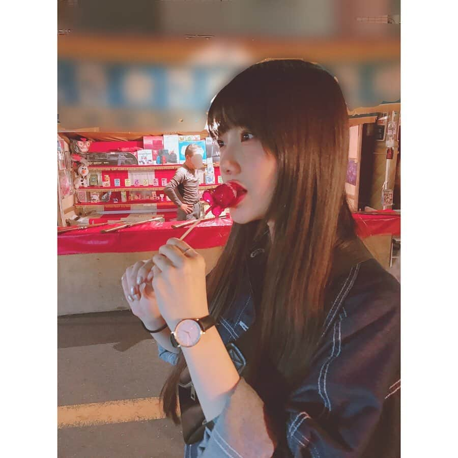 MOMOKAさんのインスタグラム写真 - (MOMOKAInstagram)「・ お祭り行きたいな〜〜🏮. いちごあめ、前に食べたとき、 髪も、カバンも、服もべったべたになって、歯には飴ちゃんが固まりまくっちゃった話、ききますか？😞まじ萎えた！！でも美味しいから許しちゃう🍓🍓🍓！. そしてインスタの統一感を失ってしまった女ことMOMOKA、、、 あしたもリリイベがんばります！！！ファイト！🙆‍♀️. 目指せインスタグラマー！！🥳. てかすごく昔に感じるね！髪の毛長いと！当たり前か！😂🧐 . よっしゃ寝よ！おやすみ！！」7月13日 23時26分 - momoka_jewel