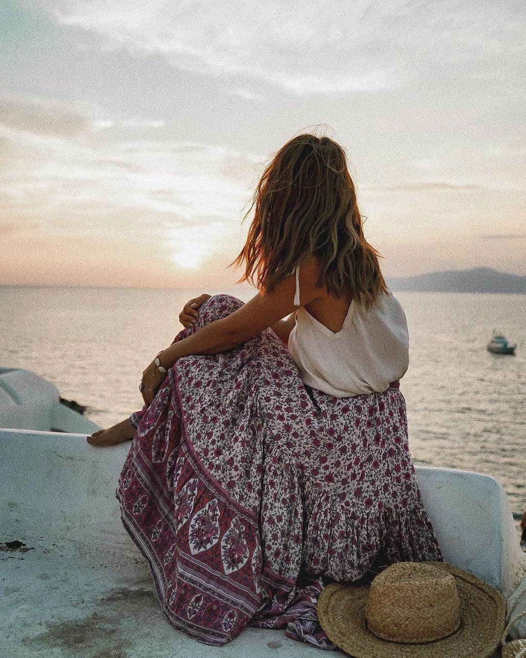 Manamiのインスタグラム：「🌅🙏🏼✨✨✨ ㅤ tops @zara skirt @spell hut @shopplanetblue ㅤ @mina__37__ に撮ってもらった 超お気に入りの写真でミコノスpostやっと終了🙏🏼 カメラは @sonyalpha 7iii 使ってます📸」