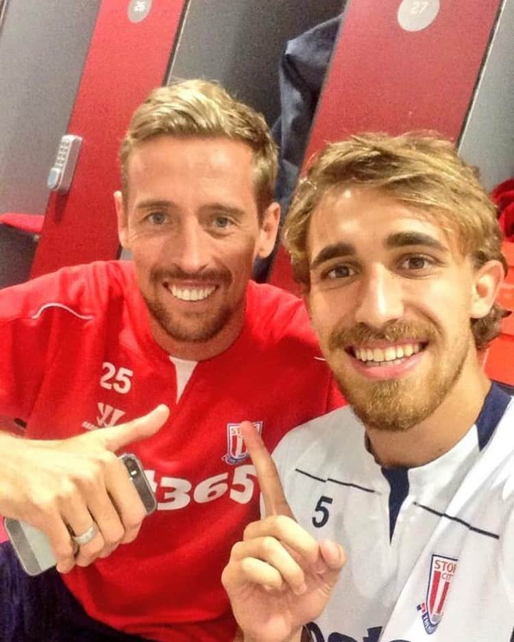 マルク・ムニエッサのインスタグラム：「Happy retirement amigo @crouchy !! It was an honour to share dressing room with you, 🔝 guy and footballer!! Best of luck with the next chapter big man🙌🏼👏🏼🤖😆」