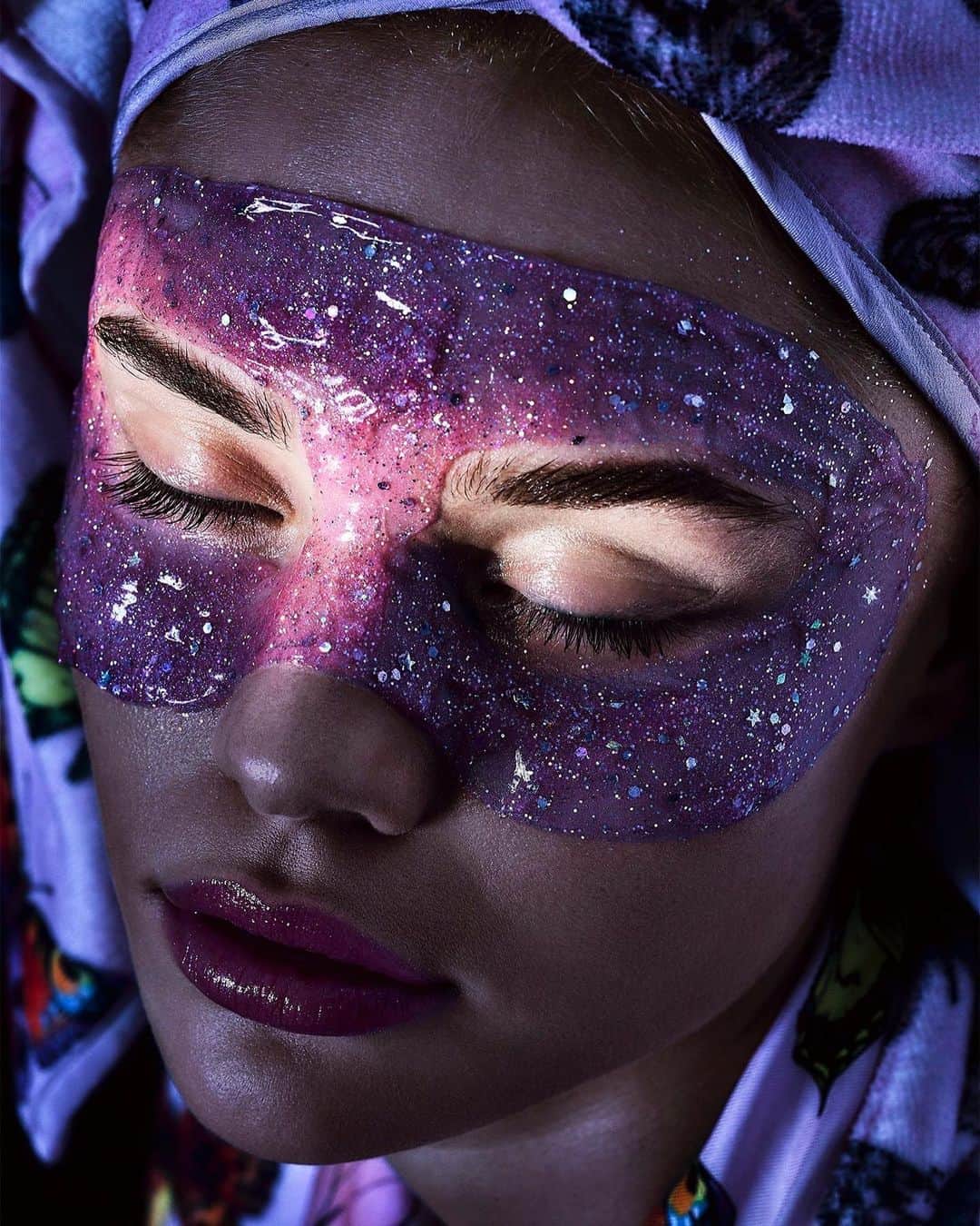 ShopBAZAARさんのインスタグラム写真 - (ShopBAZAARInstagram)「SELF-CARE SATURDAY: Staying in tonight? Sounds like a plan. From healing masks to antioxidant-rich serums and facial massage tools, we have everything you need for a spectacular Saturday night. #linkinbio #ShopBAZAAR  Harper's BAZAAR, 2018 Fashion Editor: Amanda Alagem Photograph by Kenneth Willardt」7月13日 23時33分 - shopbazaar