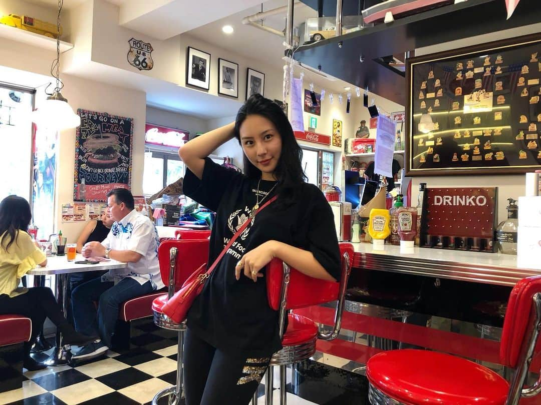 里彩さんのインスタグラム写真 - (里彩Instagram)「Penny's diner❤️❤️❤️🍔🍟🥤 アメリカンな店内がとても可愛いお店🥺 細かいところまでこだわりが詰まってて ここに居るだけで楽しい空間だった〜〜🥰 #pennysdiner #american #cafe #cute #yokohama」7月13日 23時39分 - risa_gram611