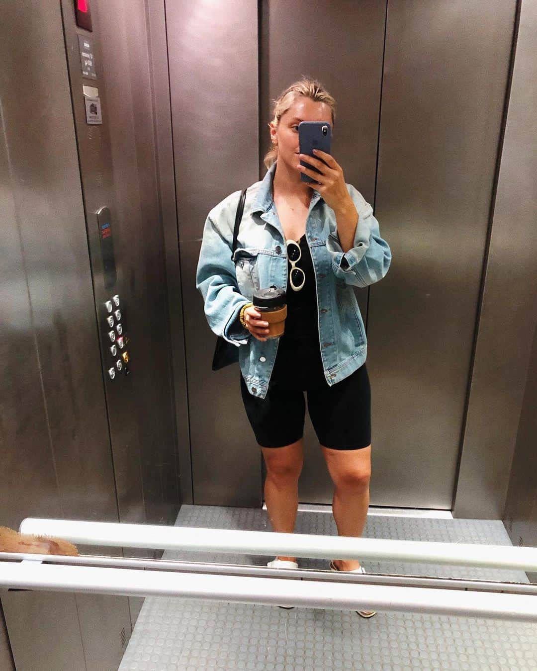 Estée Lalondeのインスタグラム：「👋 casual weekends are kinda my thing 👋 #ELwears #ELelevator」