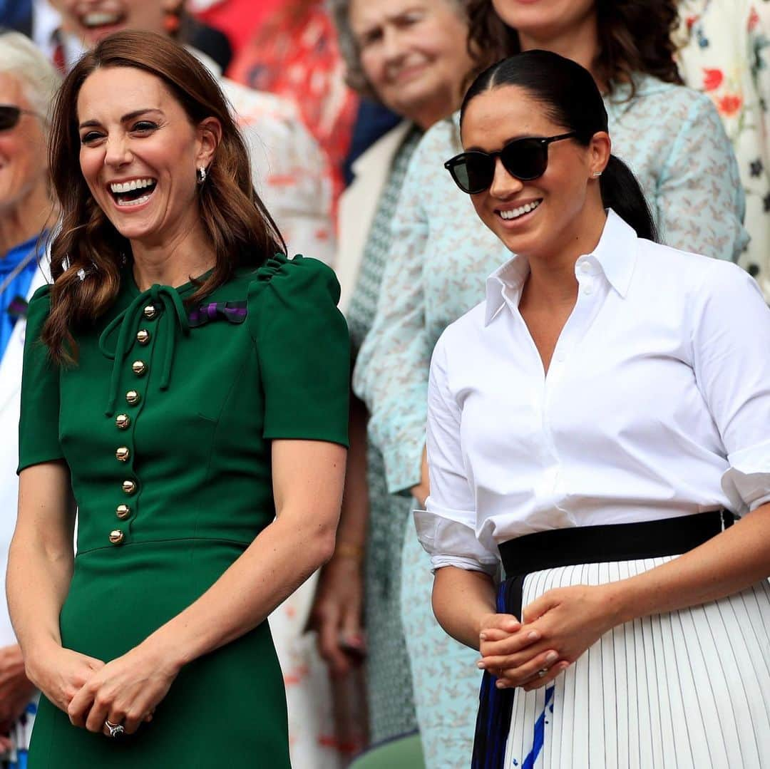 Cosmopolitanさんのインスタグラム写真 - (CosmopolitanInstagram)「Feud? What feud? All giggles as far as I can tell 👀 Link in bio to see more pics from Kate and Meghan’s v casual Wimbledon date 🎾」7月13日 23時37分 - cosmopolitan