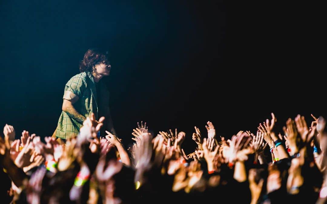 Tatsuya Amanoのインスタグラム：「Live at JOIN ALIVE 2019🇯🇵﻿ ﻿ ﻿ ハイになる曲や音、Liveに身を委ねられるって最高。 皆んなありがとう🤘🏻🔥﻿ ﻿ 次は9月4日の札幌PENNY LANE24でお会いしましょう！﻿ ﻿ ﻿ Photo by @yamada_mphoto」
