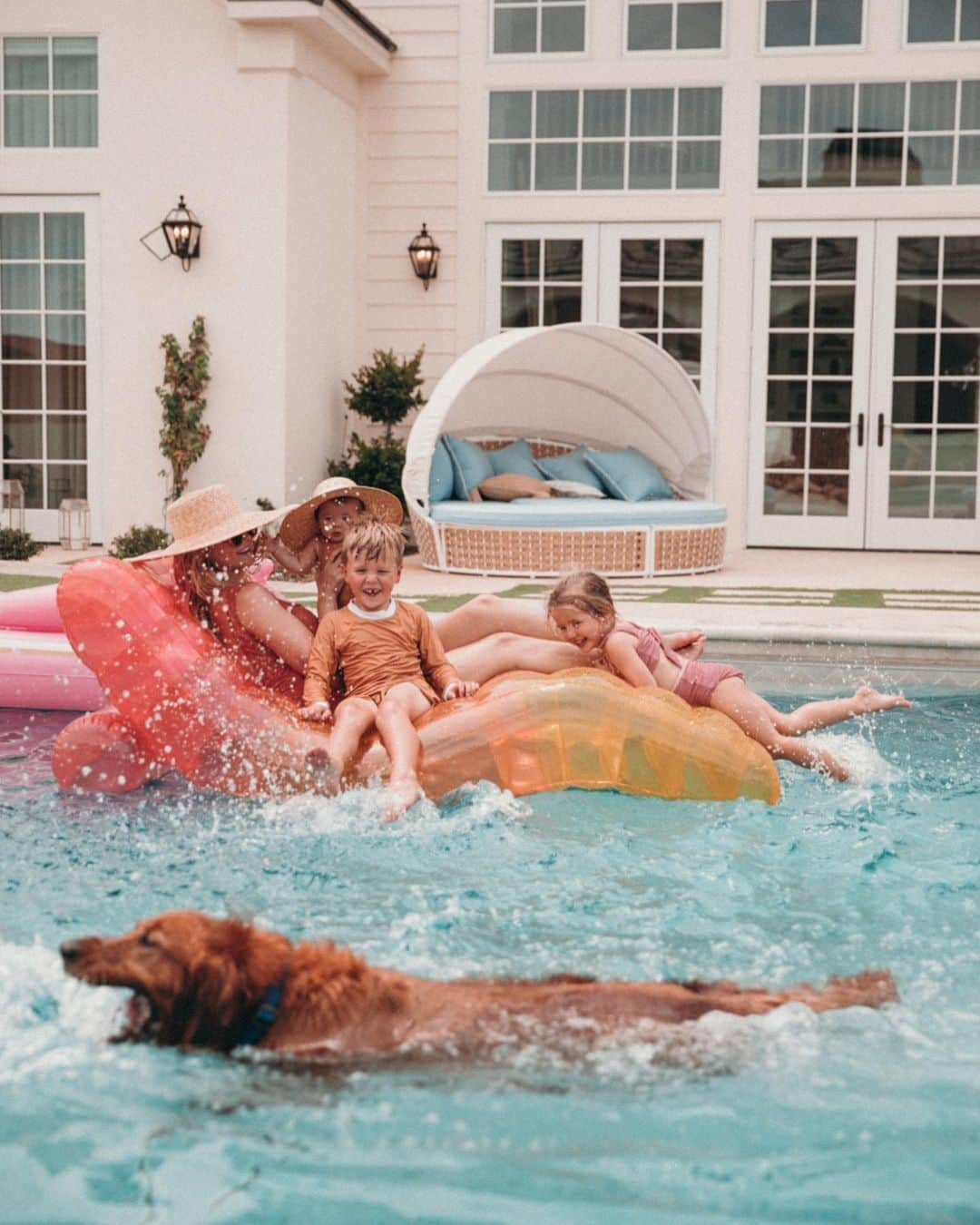 Amber Fillerup Clarkさんのインスタグラム写真 - (Amber Fillerup ClarkInstagram)「This will be an insanely memorable summer for us - our first with our own pool 🙌🏻 we have seriously had such a blast swimming every day as a fam 💓 guess how hot our pool is? 99 degrees 😱😱 For reference it’s a high of 110 degrees outside today... 🔥😆 these pool floats are @funboy (also this will clearly be V memorable for Chauncey in particular 😂)」7月13日 23時43分 - amberfillerup