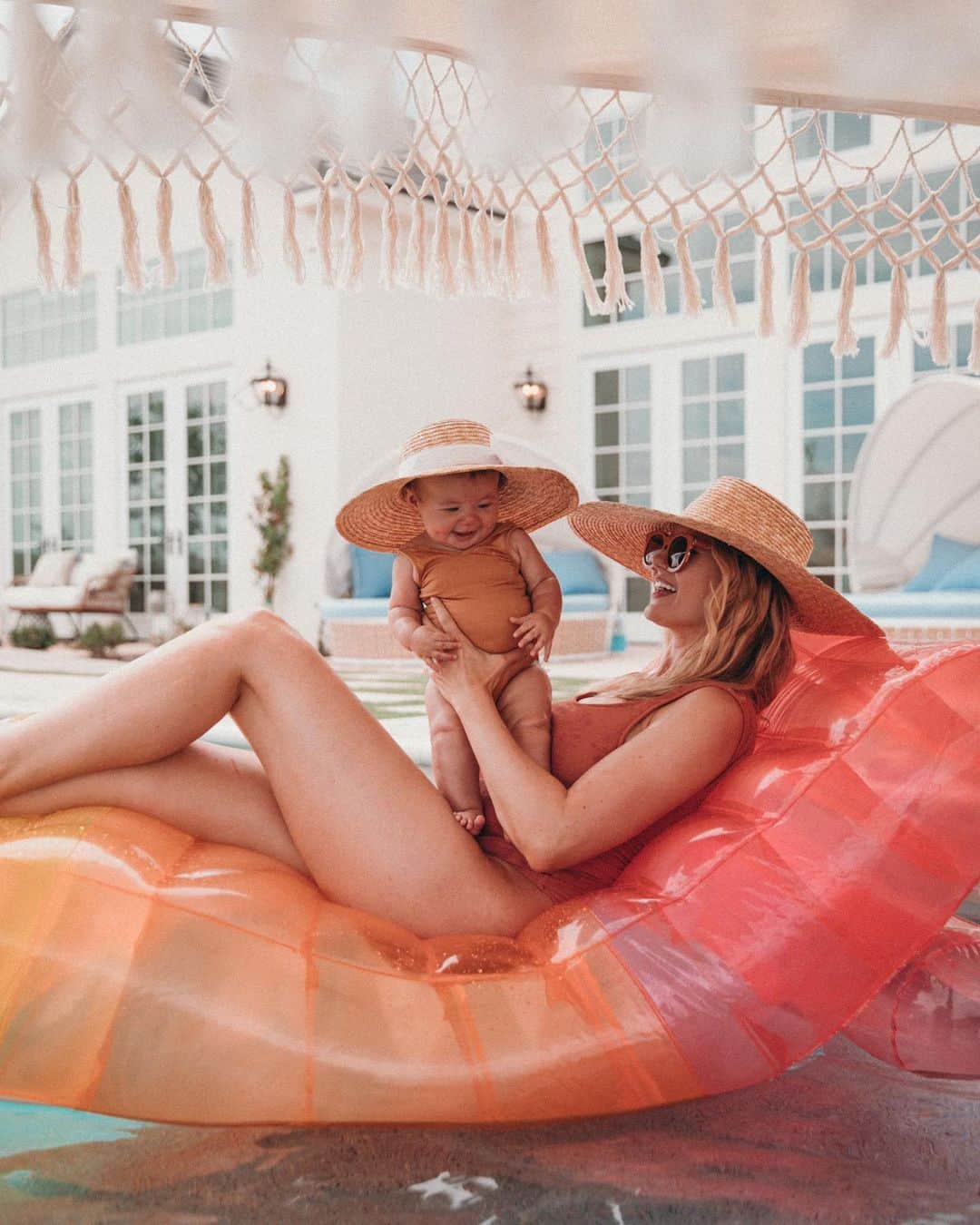 Amber Fillerup Clarkさんのインスタグラム写真 - (Amber Fillerup ClarkInstagram)「This will be an insanely memorable summer for us - our first with our own pool 🙌🏻 we have seriously had such a blast swimming every day as a fam 💓 guess how hot our pool is? 99 degrees 😱😱 For reference it’s a high of 110 degrees outside today... 🔥😆 these pool floats are @funboy (also this will clearly be V memorable for Chauncey in particular 😂)」7月13日 23時43分 - amberfillerup