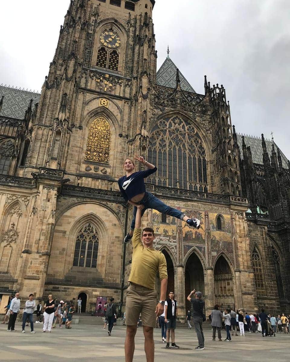 のインスタグラム：「Doma je doma🍺❤🤗 #praha #figureskating #lifeisgood #workhardplayhard ⛸🇨🇿🇷🇺💪🏼✌🏼」